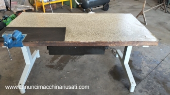 Banco da lavoro con piano di legno e morsa