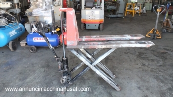 Manually lifting pantograph pallet truck